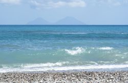La spiaggia di Brolo in Sicilia: oltre alla ghiaia presenta anche de tratti con sabbie - © Gandolfo Cannatella / Shutterstock.com