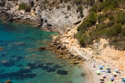 La spiaggia di Cala del Gesso sul Monte Argentario in Toscana