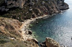 La spiaggia di Cala Fighera, sulla costa rocciosa a sud-est di Cagliari