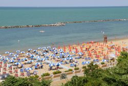 La spiaggia di Cattolica, una delle ultime della Riviera Romagnola al confine con le Marche - © Bumble Dee / Shutterstock.com