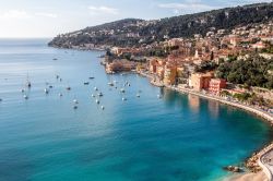 La spiaggia di Eze-sur-Mer in Costa Azzurra, ...