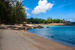 La spiaggia di Haad Khom a Koh Pha Ngan, Thailandia. E' una delle più belle spiagge dell'isola, vero e proprio paradiso naturale incontaminato con paesaggi unici.
