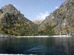 La spiaggia di Marcellino a Scario vista da una barca, provincia di Salerno (Campania). Questa piccola insenatura è immersa nella natura selvaggia e incontaminata della Masseta. E' ...