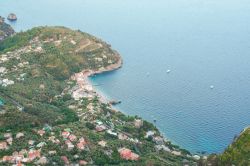 La spiaggia di Marina del Cantone a Nerano in Campania, Penisola Sorrentina