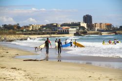 La spiaggia di Matosinhos nel Norte del Portogallo, ideale per praticare il surf - © Yasemin Olgunoz Berber / Shutterstock.com