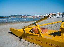 La spiaggia di Misano Adriatico, in primo piano un moscone del servizio di salvataggio - © nicoletta zanella / Shutterstock.com