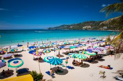 La spiaggia di Patong beach  in alta stagione, siamo nella zona di Phuket in Thailandia - © Aleksandar Todorovic / Shutterstock.com