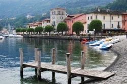 La spiaggia di Pella, borgo sul lago d'Orta in Piemonte