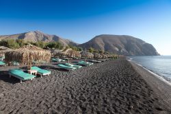 La spiaggia di Perissa una delle più belle sull'isola di Santorini, Thira, in Grecia