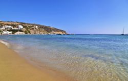 La spiaggia di Platys Gialos sull'isola di Sifnos, Grecia. Le acque azzurre e cristalline dell'Egeo lambiscono il litorale dell'isola. In questa immagine, una delle spiagge sabbiose ...