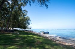 La spiaggia di Pointe aux Piments sulla costa ovest di Mauritius, Oceano Indiano - © Pascal Lagesse / Shutterstock.com