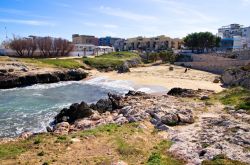 La spiaggia di Porto Rosso si trova a sud-est del centro di Monopoli, in Puglia