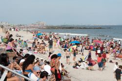 La spiaggia di Rockaway Beach a New York CIty sulla 97a strada © JulienneSchaer 200 / NYC & Company, Inc.