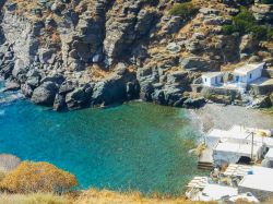 La spiaggia di Seralia vista dall'alto, Sifnos, Grecia.
