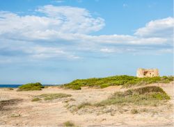 La spiaggia di Torre Pozzelle si trova vicino ad Ostuni in Puglia.