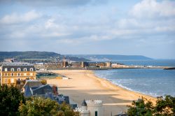 La spiaggia di Trouville-sur-Mer, chiamata  "Grand Plage"  si estende per oltre 1 km lungo la costa della Normandia.
