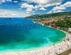 La spiaggia di Villefranche-sur-Mer, una delle più belle della Costa Azzurra in Francia. Si trova vicino a Nizza, non distante dal confine con l'Italia - foto © LiliGraphie / ...
