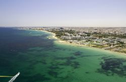 La spiaggia d iSousse e il limmpido mare Mediterraneo della Tunisia, visti da un volo aereo panoramico - © Horia Bogdan / Shutterstock.com
