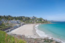 La spiaggia e il borgo di Perros-Guirec sulla costa di Granito Rosa della Bretagna, Francia