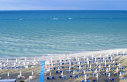 La spiaggia e il mare Adriatico a Marotta, regione Marche.