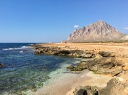La spiaggia e il mare di Valderice e il Monte Cofano in Sicilia
