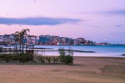 La spiaggia e la città di Crotone in Calabria al tramonto.