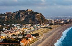 La spiaggia e la città di Milazzo in inverno, siamo sulla costa tirrenica, Sicilia nord-orientale - © ANADMAN BVBA / Shutterstock.com