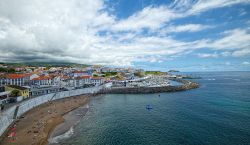 La spiaggia e la marina di Angra do Heroismo  a Terceira, Isole Azzorre. - © vidalgo / Shutterstock.com