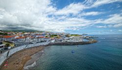 La spiaggia e la marina di Angra do Heroismo ...