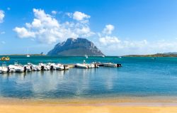 La spiaggia e la marina di Porto San Paolo con la caratteristica Isol della Tavolara in Sardegna