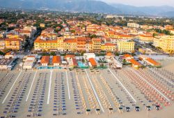 La spiaggia e le case del centro di Lido di Camaiore sulla costa della Versilia, nord della Toscana