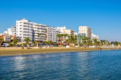 La spiaggia Finikoudes, il lido cittadino di Larnaca, a sud di Cipro