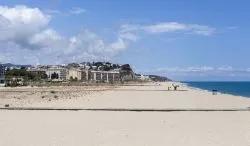 La spiaggia fra i villaggi di Arenys de Mar e Canet de Mar, Maresme, Spagna - © joan_bautista / Shutterstock.com