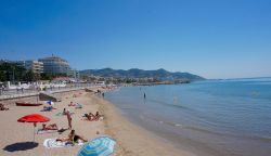 La spiaggia Gay di Sitges in Catalogna, costa orientale della Spagna - © BlindSpots / Shutterstock.com