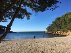 La spiaggia ghiaiosa di Saint-Cyr-sur-Mer, Francia, in una giornata di sole. Questa ridente località affacciata sul Mediterraneo è uno dei siti più celebri della costa provenzale. ...