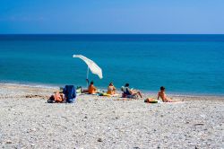 La spiaggia libera di Albenga, ampio lido con fondo a ciottoli, ghiaia e sabbia - © MarkUK97 / Shutterstock.com