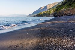 La spiaggia nera di Maratea sulla costa tirrenica della Basilicata