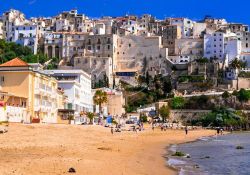 La spiaggia a nord ovest di Sperlonga e il borgo del Lazio