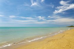 La spiaggia sabbiosa e il mare limpido di Bibione - © Peter Gudella / Shutterstock.com