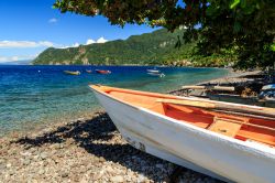 La spiaggia vicino a Sofriere sull'isola di Dominica