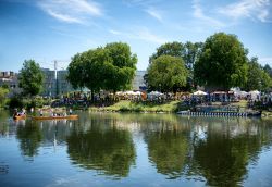 La sponda del fiume Danubio durante l'International Danube Festival, Nuova-Ulma, Germania.  Sullo sfondo, i palazzi di questa bella città che vanta un centro storico molto bello, ...