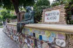 La statua dei due amanti sul Muretto di Alassio, uno dei simboli moderni della città - © KYNA STUDIO / Shutterstock.com