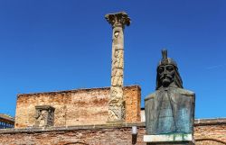 La statua del conte Vlad a Curtea Veche il quartiere storico di Lipscani a Bucarest in Romania - © Leonid Andronov / Shutterstock.com