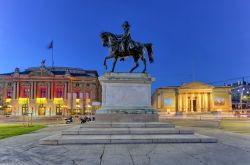 La statua del generale Dufour, l'opera e il Rath Museum in piazza Neuve by night, Ginevra. Al centro della piazza, una delle più importanti della città, sorge la scultura equestre ...