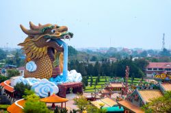 La statua del Grande Dragone al City Pillar Shrine di Suphan Buri, Thailandia - © tong patong / Shutterstock.com