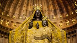 La statua della Madonna Nera con il Bambino nella cattedrale di Chartres, Francia. L'edificio venne costruito fra il 1194 e il 1250 - © Elena Dijour / Shutterstock.com