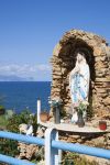 La statua della Vergine lungo via Marina, sul lungomare di Trappeto in Sicilia