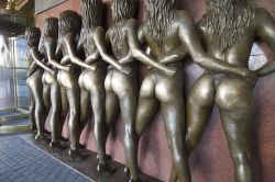 La statua delle Crazy Girls al Riviera casinò di Las Vegas. Si dice che porti fortuna toccare il lato B delle ragazze - © pedrosala / Shutterstock.com