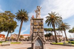 La Statua di  Madonna Ausiliatrice in centro ad Arborea in Sardegna