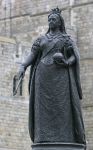 La statua di bronzo della Regina Vittoria fuori dalla fortezza di Windsor, Regno Unito. La scultura ricorda la predilezione che questa sovrana ebbe per la residenza di Windsor oltre che per ...